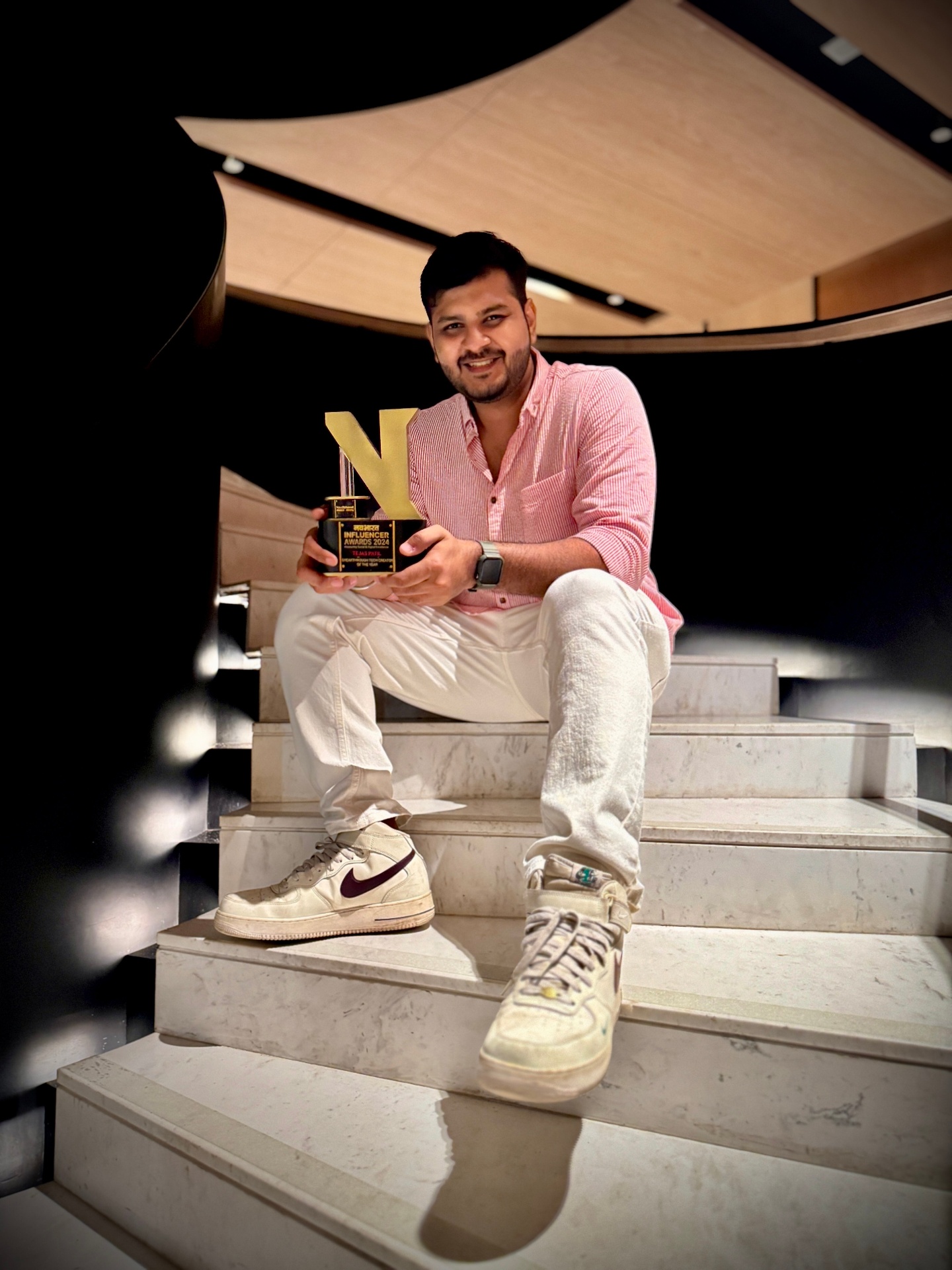 Tejas Patil holding Navbharat Influencer Awards 2024 trophy